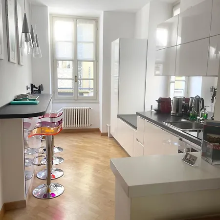 Charming - Downtown In The Pedestrian Area With 2 Double Bedrooms And 2 Complete Bathrooms A Spacious Living And Full Equipped Kitchen アパート コモ