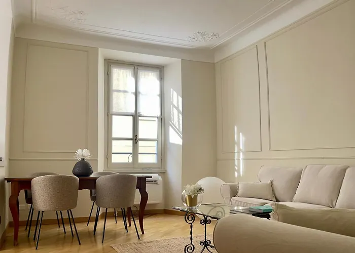 Charming - Downtown In The Pedestrian Area With 2 Double Bedrooms And 2 Complete Bathrooms A Spacious Living And Full Equipped Kitchen * 코모