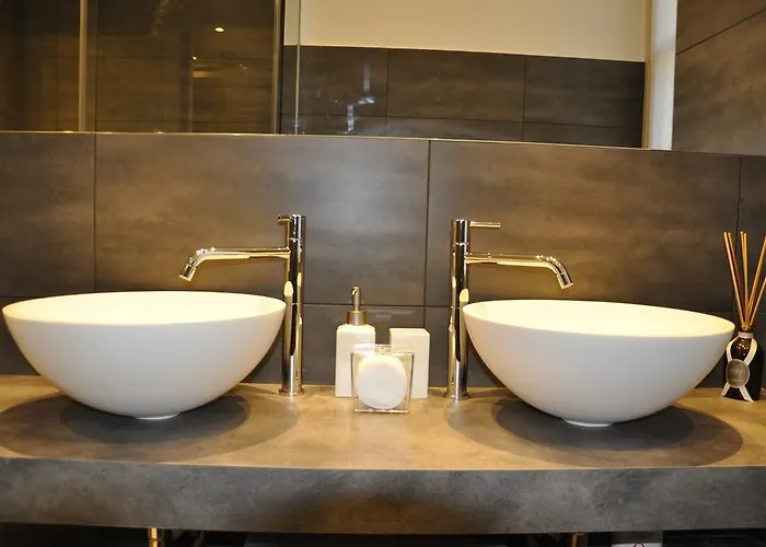 아파트 Charming - Downtown In The Pedestrian Area With 2 Double Bedrooms And 2 Complete Bathrooms A Spacious Living And Full Equipped Kitchen *